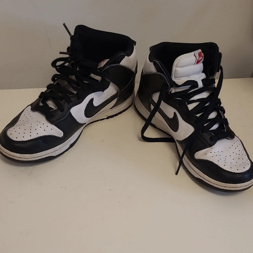 Nike Black and White Sneakers - Picture 11 of 13